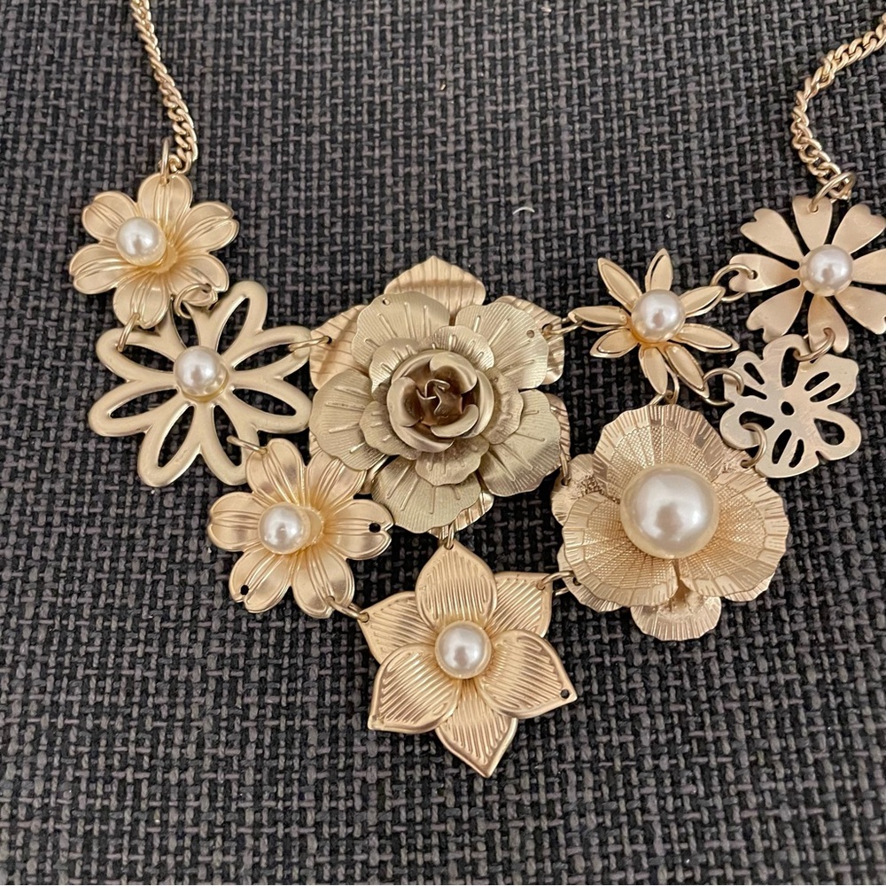 Brand new Retro Bib metal brushed gold tone Floral pearl necklace - Picture 8 of 10